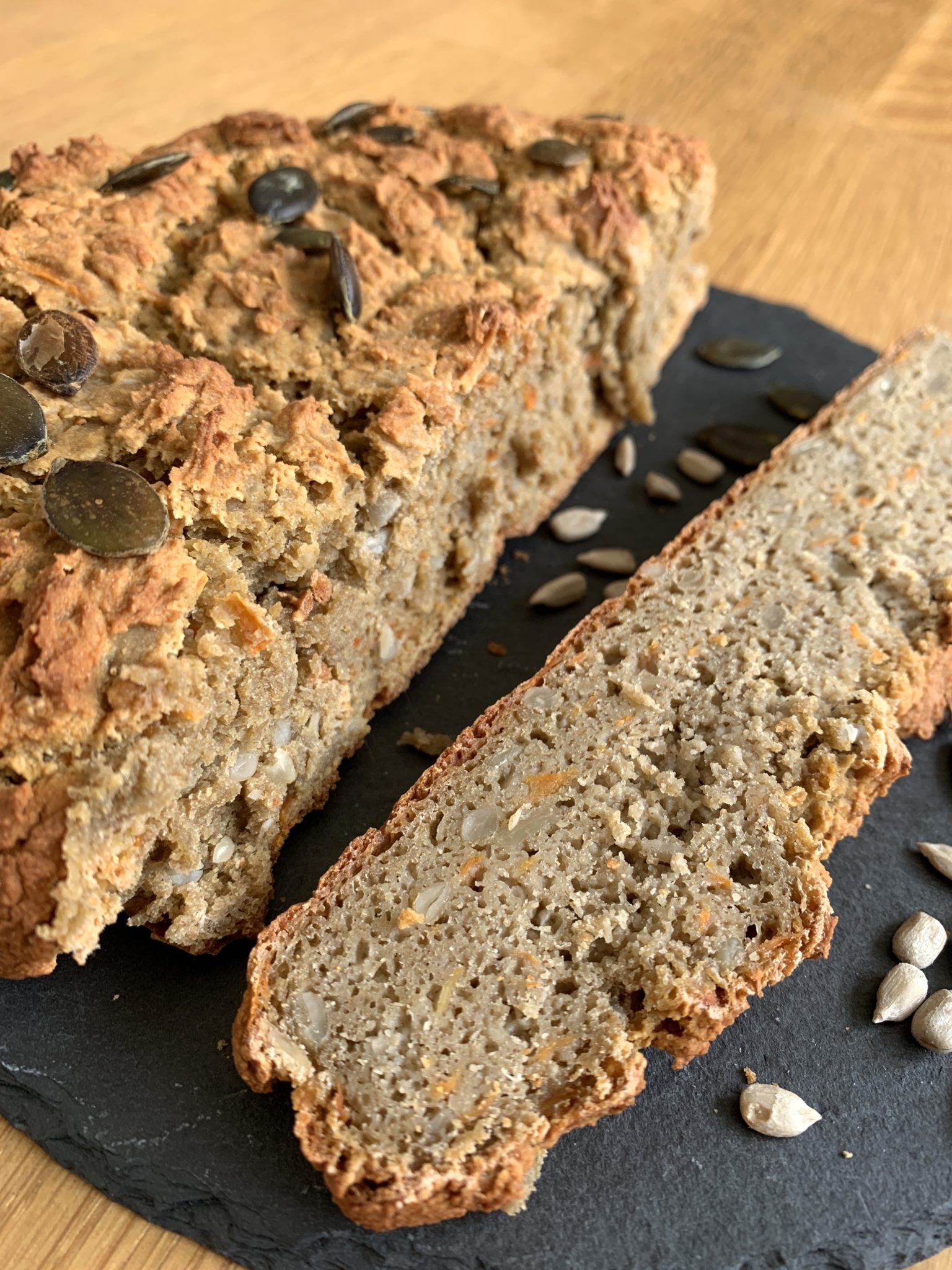 Glutenfreies Vollkornbrot aus Buchweizen-, Hafer- und Kichererbsenmehl ...