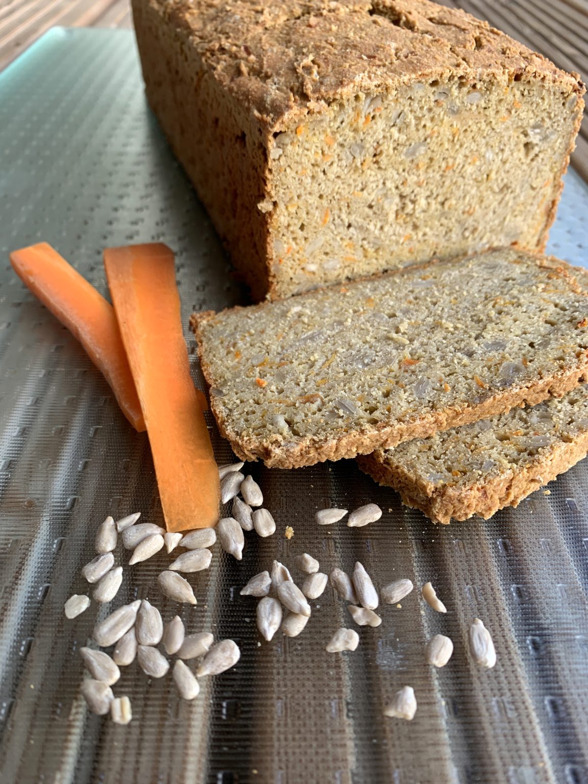 Glutenfreies Vollkornbrot aus Buchweizen-, Hafer- und Kichererbsenmehl ...