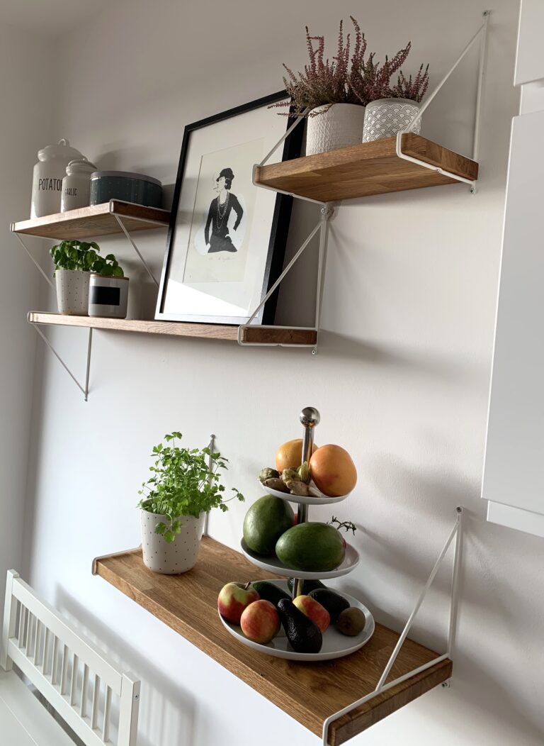 DIY Wandregal mit IKEA Pershult Halterung - betterknow.how